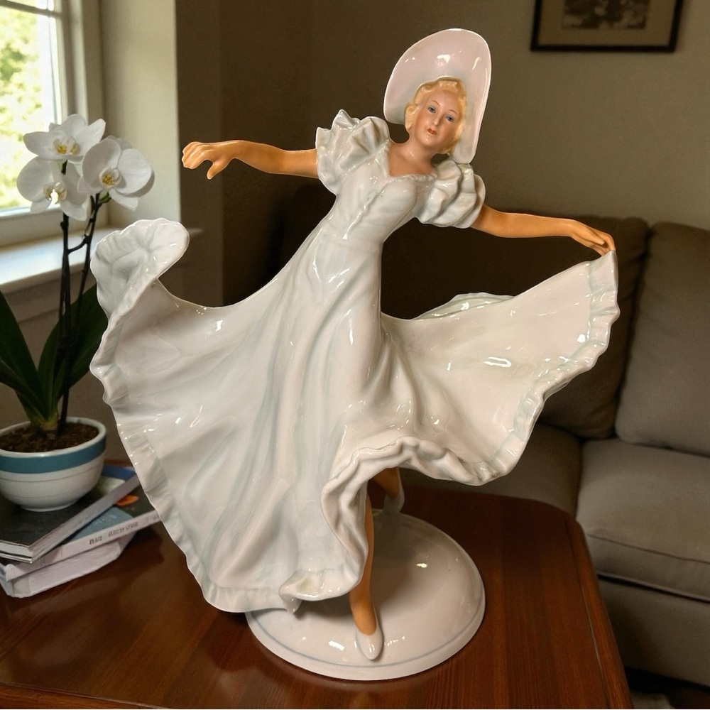 Antique Germany Wallendorf Schaubach Kunst Porcelain Figurine (EUC)